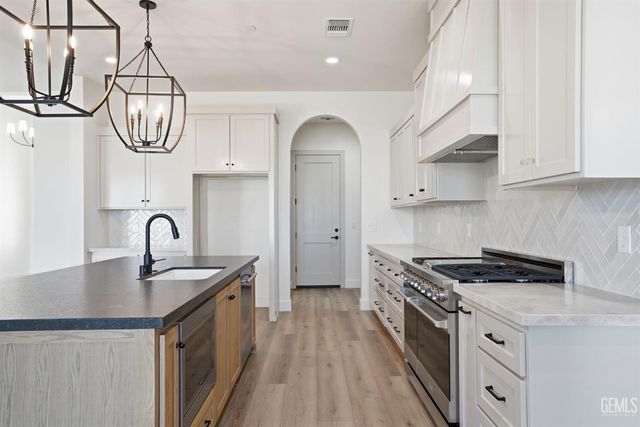 16612 Pinecrest Court, Bakersfield, CA 93314