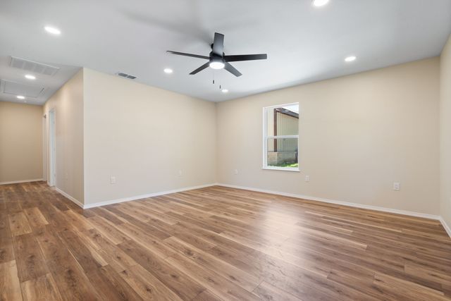 104 E Paine Avenue, Comanche, TX 76442