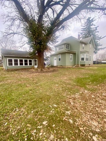 365 4th Avenue S, St. Anne, IL 60964