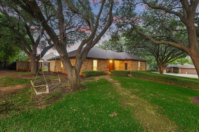 213 Daniels Court, Crowley, TX 76036