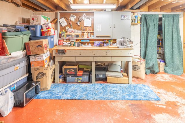 4212 Valley Circle, Des Moines, IA 50317