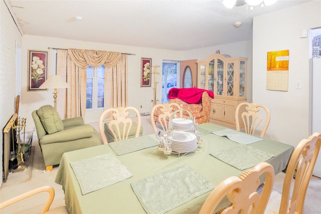 4212 Valley Circle, Des Moines, IA 50317