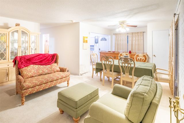 4212 Valley Circle, Des Moines, IA 50317