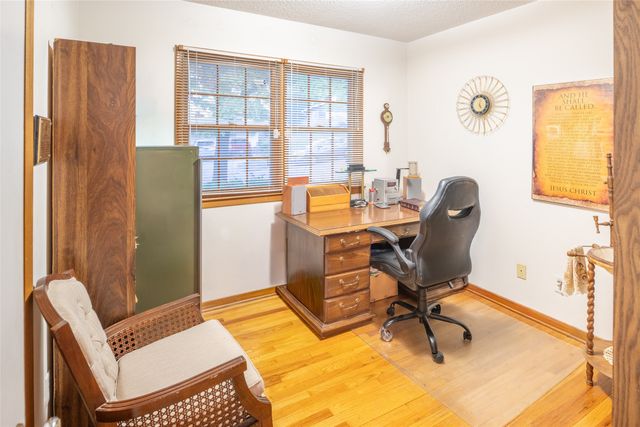 4212 Valley Circle, Des Moines, IA 50317