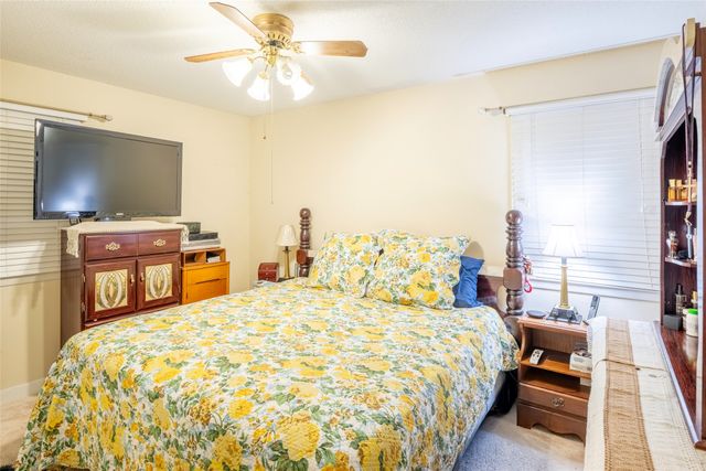 4212 Valley Circle, Des Moines, IA 50317