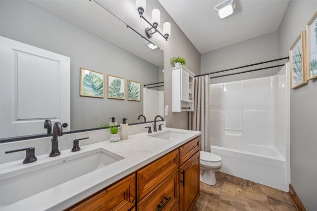 243 S 85th Street, West Des Moines, IA 50266