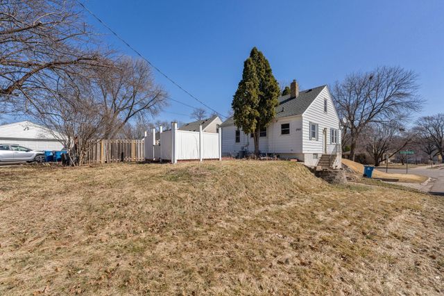 2901 Zenith Avenue N, Robbinsdale, MN 55422