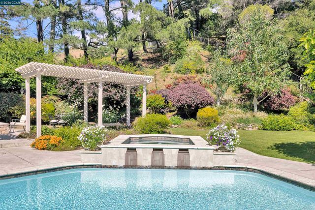 75 Corte Yolanda, Moraga, CA 94556