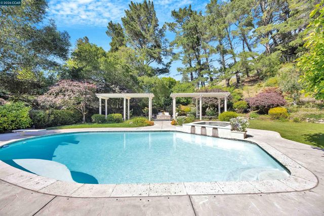 75 Corte Yolanda, Moraga, CA 94556