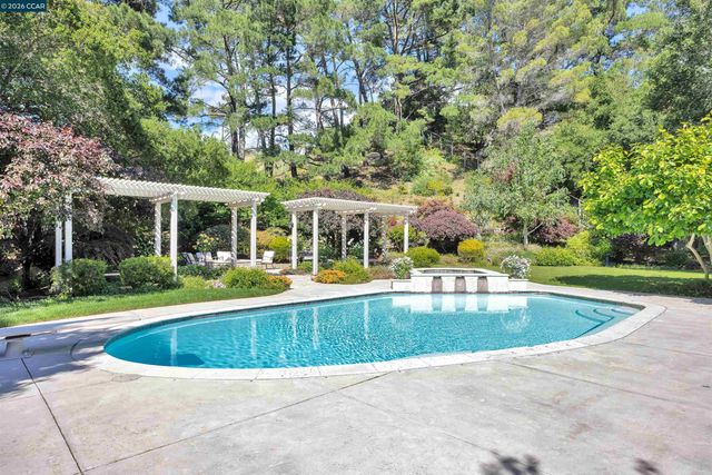 75 Corte Yolanda, Moraga, CA 94556