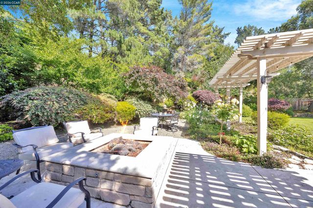 75 Corte Yolanda, Moraga, CA 94556