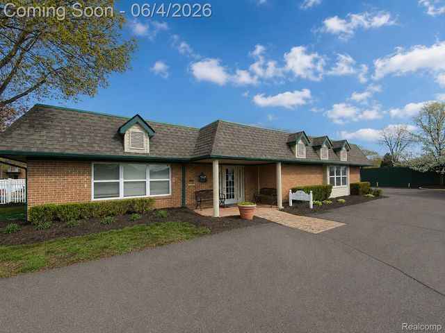 1880 Axtell Drive 2, Troy, MI 48084