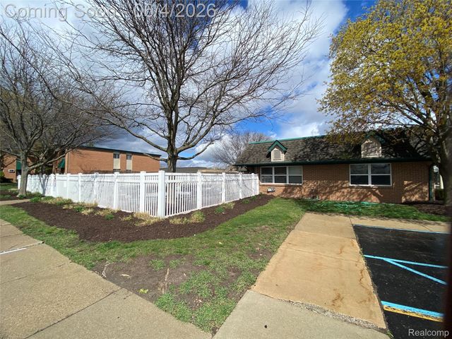 1880 Axtell Drive 2, Troy, MI 48084