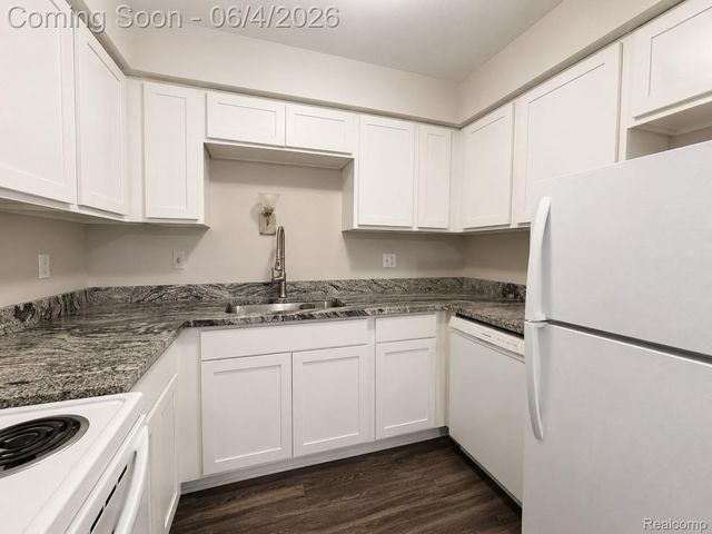1880 Axtell Drive 2, Troy, MI 48084