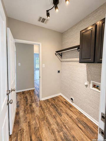 9207 Putnam Dr, Helotes, TX 78023