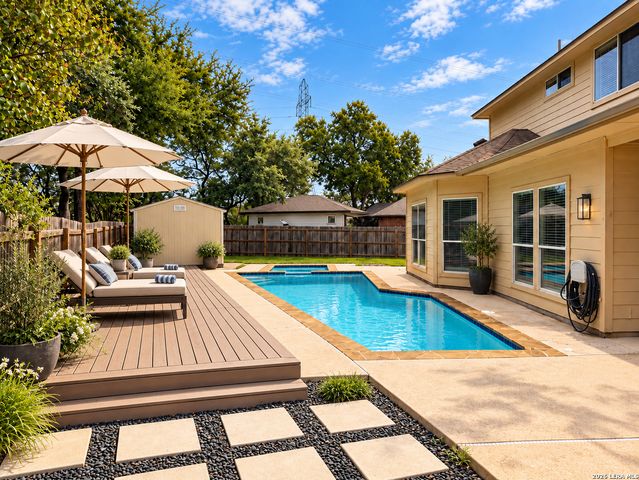 9207 Putnam Dr, Helotes, TX 78023