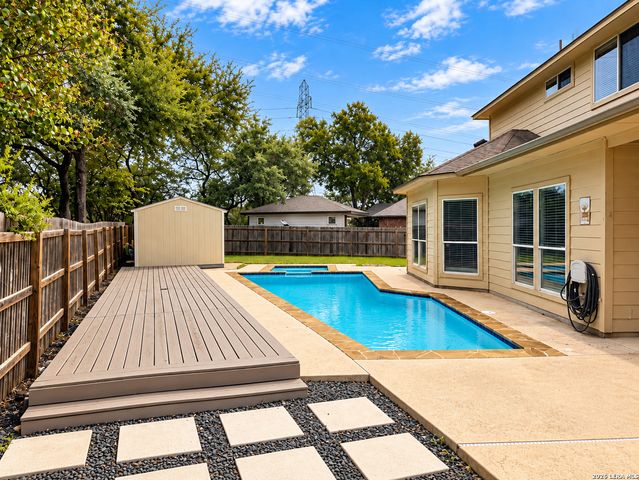 9207 Putnam Dr, Helotes, TX 78023