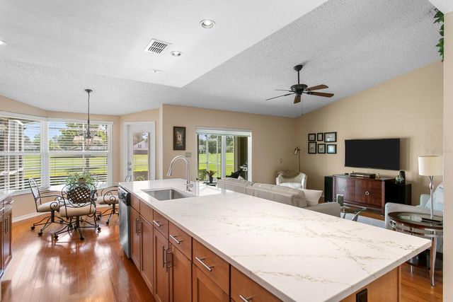 14607 VILLAGE GLEN CIRCLE, Tampa, FL 33618