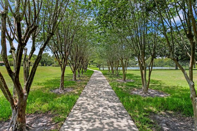 14607 VILLAGE GLEN CIRCLE, Tampa, FL 33618