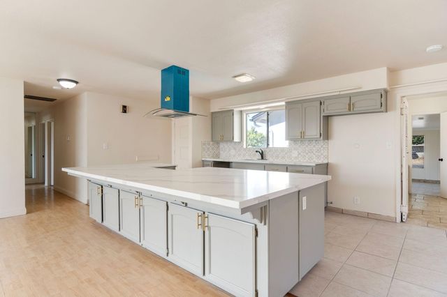 2738 S Fairway Court, Visalia, CA 93277