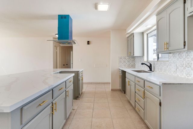 2738 S Fairway Court, Visalia, CA 93277