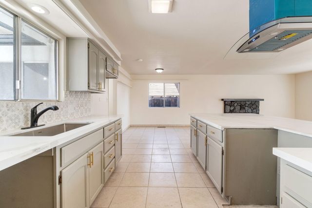 2738 S Fairway Court, Visalia, CA 93277