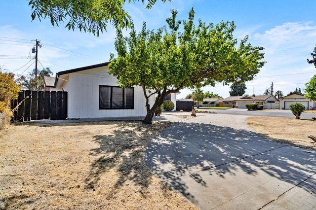 2738 S Fairway Court, Visalia, CA 93277