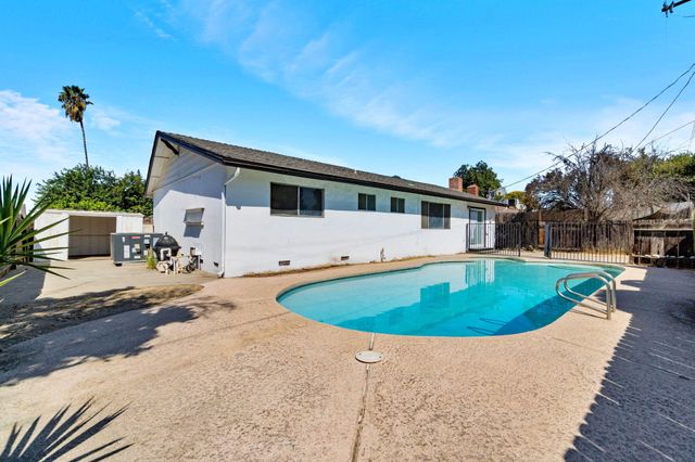 2738 S Fairway Court, Visalia, CA 93277