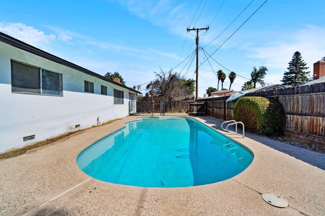2738 S Fairway Court, Visalia, CA 93277