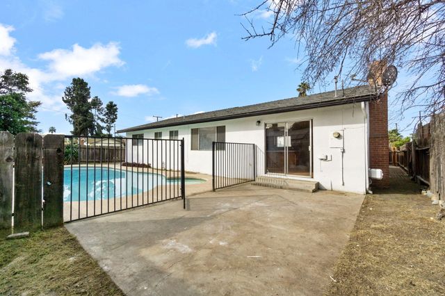 2738 S Fairway Court, Visalia, CA 93277