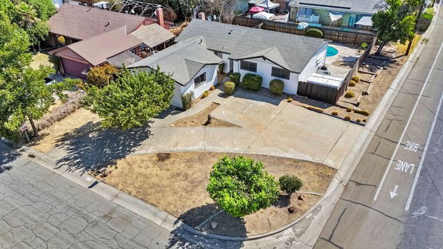 2738 S Fairway Court, Visalia, CA 93277