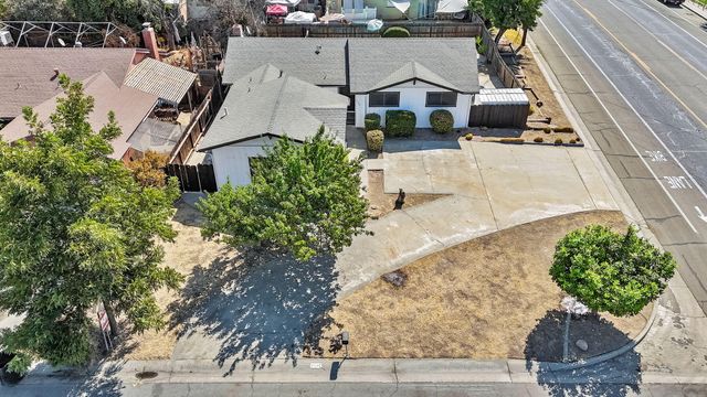 2738 S Fairway Court, Visalia, CA 93277
