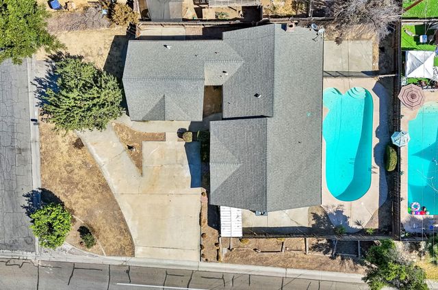 2738 S Fairway Court, Visalia, CA 93277