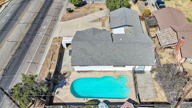 2738 S Fairway Court, Visalia, CA 93277