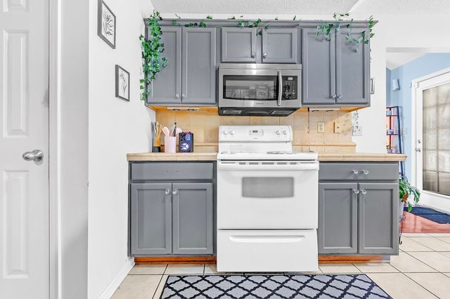 10215 N GREEN MOSS DR, Cordova, TN 38018