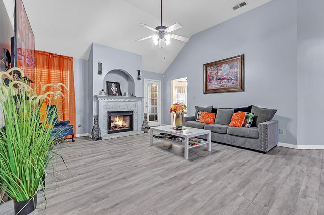 10215 N GREEN MOSS DR, Cordova, TN 38018