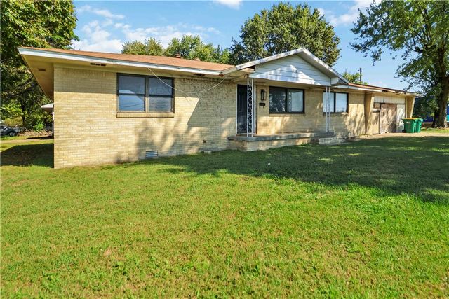 1100 E Huntsville Avenue, Springdale, AR 72764