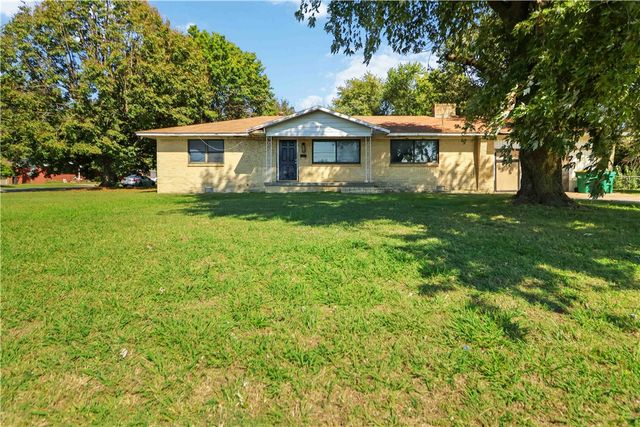 1100 E Huntsville Avenue, Springdale, AR 72764