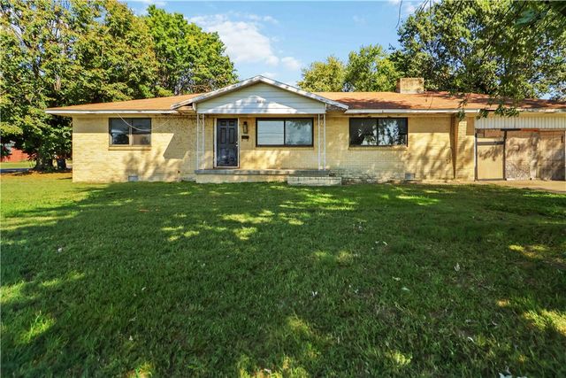 1100 E Huntsville Avenue, Springdale, AR 72764