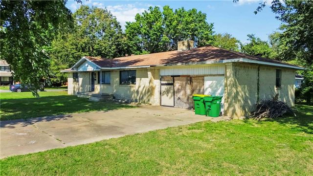 1100 E Huntsville Avenue, Springdale, AR 72764