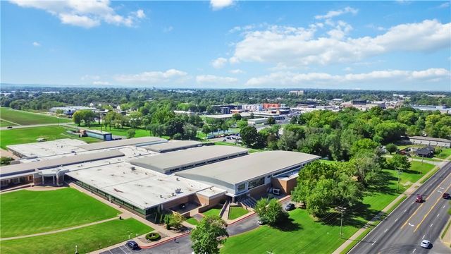 1100 E Huntsville Avenue, Springdale, AR 72764