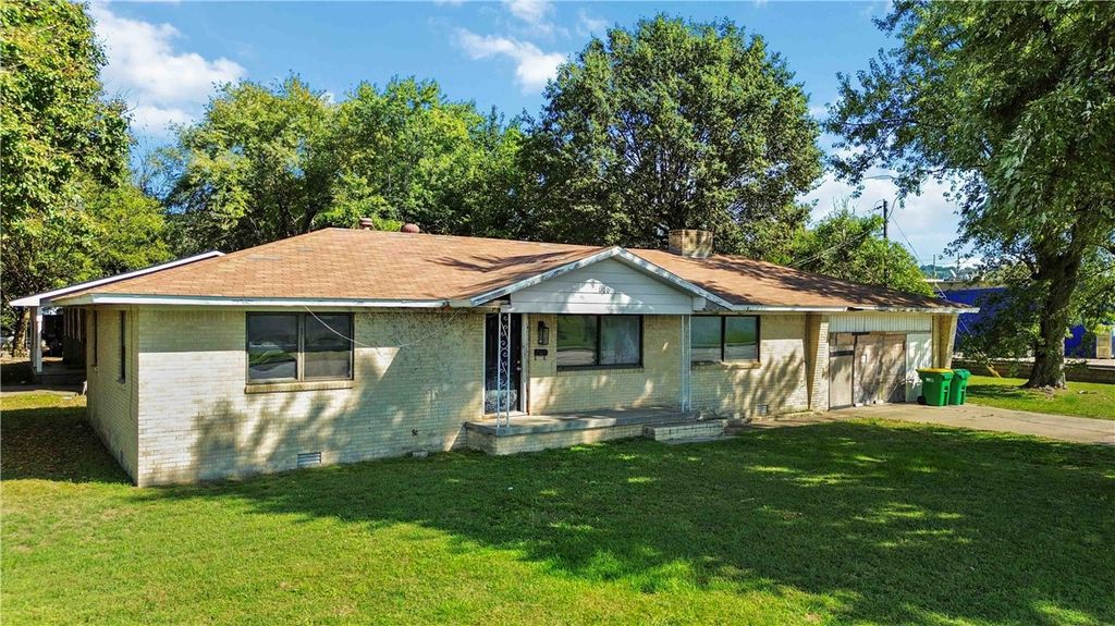 1100 E Huntsville Avenue, Springdale, AR 72764