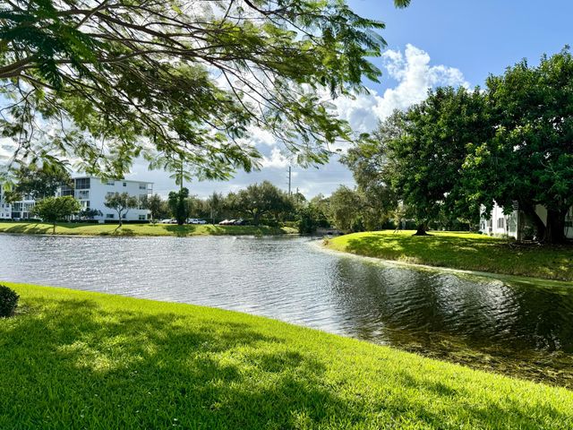 3082 Oakridge U, Deerfield Beach, FL 33442