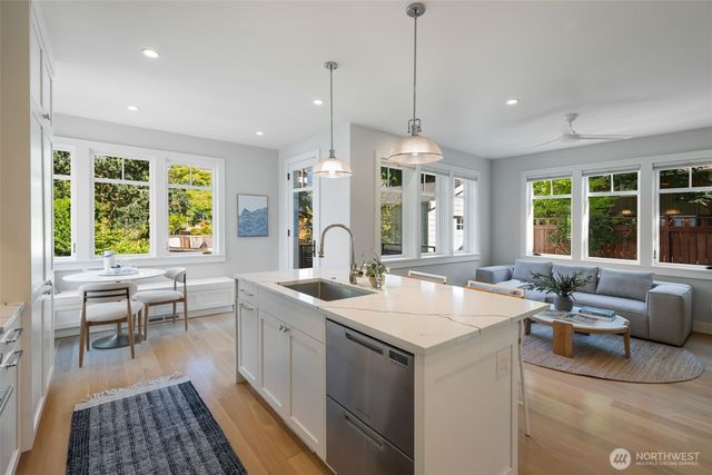 2910 9th Avenue W, Seattle, WA 98119