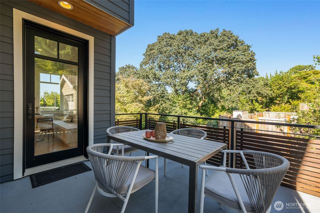 2910 9th Avenue W, Seattle, WA 98119