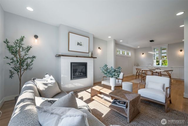 2910 9th Avenue W, Seattle, WA 98119