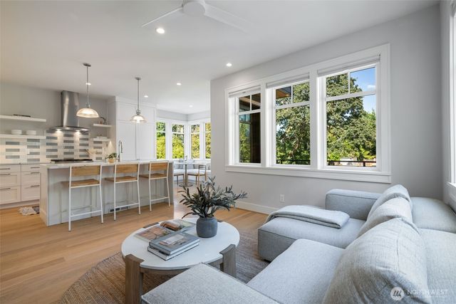 2910 9th Avenue W, Seattle, WA 98119