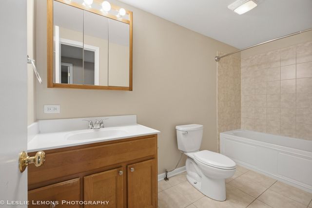 651 WOODHOLLOW Lane, Buffalo Grove, IL 60089