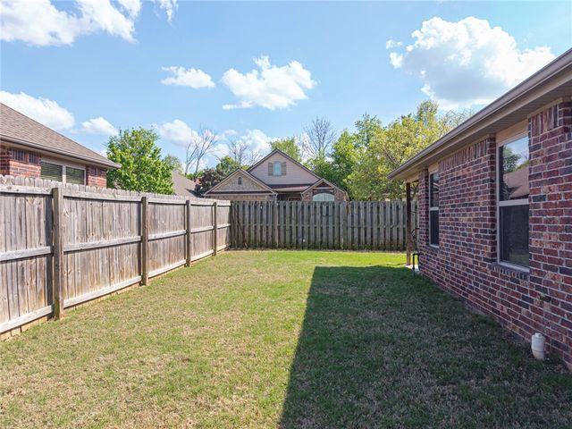 2622 N Sierra Avenue, Fayetteville, AR 72703