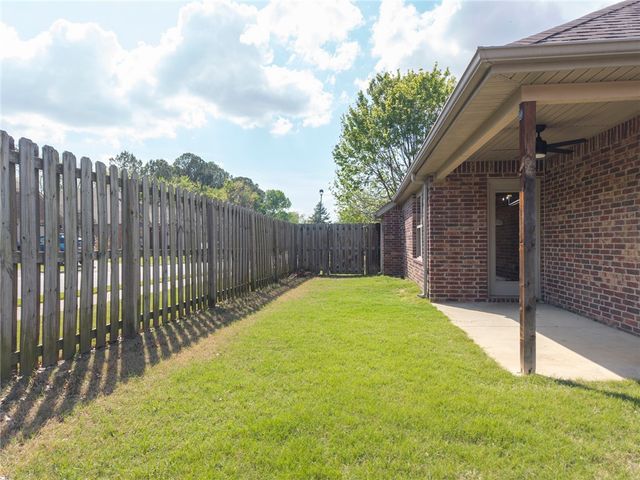 2622 N Sierra Avenue, Fayetteville, AR 72703